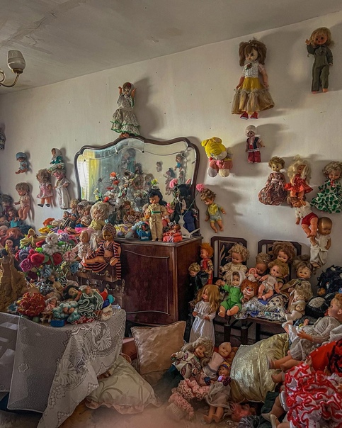 Заброшенный испанский дом с тысячей кукол Дом наполненный 1000 игрушечными младенцами в деревне на окраине Севильи, рассказывает трагическую историю матери, которая потеряла своих двоих детей и