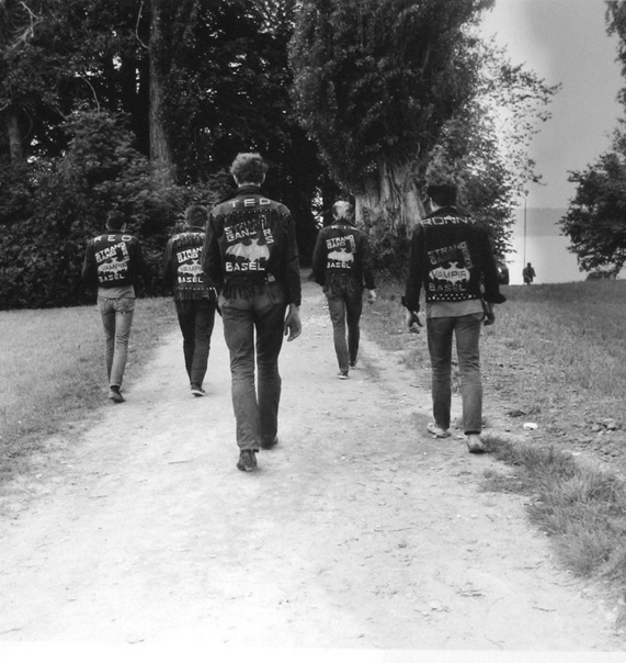 Бунтующая молодёжь Швейцарии 1950-е. Фотопроект Карлхайнца Вайнбергера Они придумали свой стиль поведения и свою моду. Байкерские косухи, крупные пряжки с портретами Элвиса, джинсы, цепи и