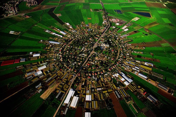 Аэрофотографиий Яна Артюса Бертрана Легендарный французский фотограф Yann Arthus Bertrand прославился своими уникальными аэрофотоснимками. Его работы отличаются интересными и провокационными