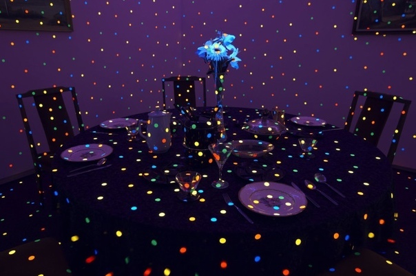Чудесные «поля бесконечности» Яёи Кусама Японская художница полжизни провела в сумасшедшем доме. Сегодня Yayoi Kusama – одна из самых дорогих и знаменитых живописцев современности. Её работы