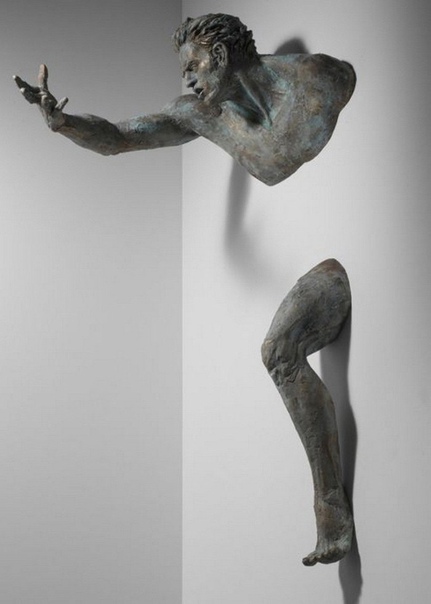 Современные скульпторы: Маттео Пульезе Работы итальянского скульптора Matteo Pugliese - нечто среднее между скульптурой и инсталляцией. Его герои - это застрявшие в стене люди, которые отчаянно