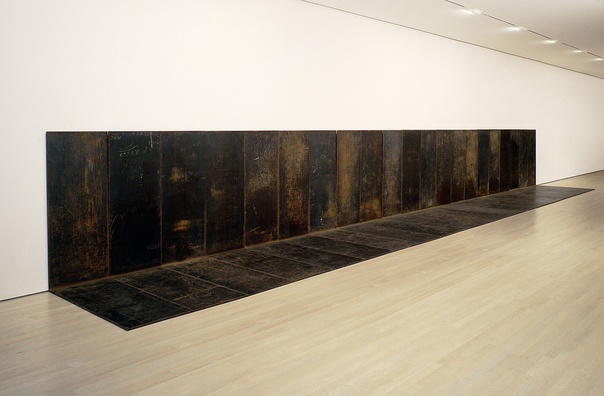 Carl Andre / Карл Андре 16 сентября 1935 — 24 января 2024) — американский художник, представитель минимализма. Характерные черты его скульптуры — использование промышленных материалов, модульных