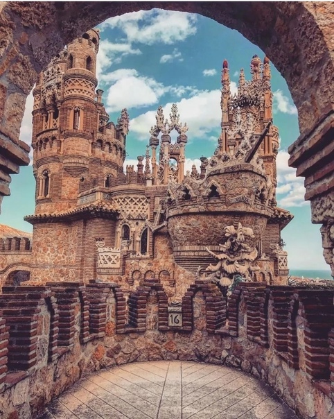 Испанский замок Коломарес (El Castillo Monumento de Colomares) Врач из Нью-Йорка Эстебан Мартин вернулся домой в Испанию, чтобы построить собственный тщательно продуманный памятник Христофору