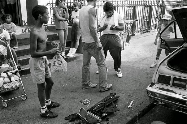 Парни из Бронкса Жизнь самого опасного и бедного района Нью-Йорка в ретро-фотографиях: 1980-е годы. Бронкс — место рождения