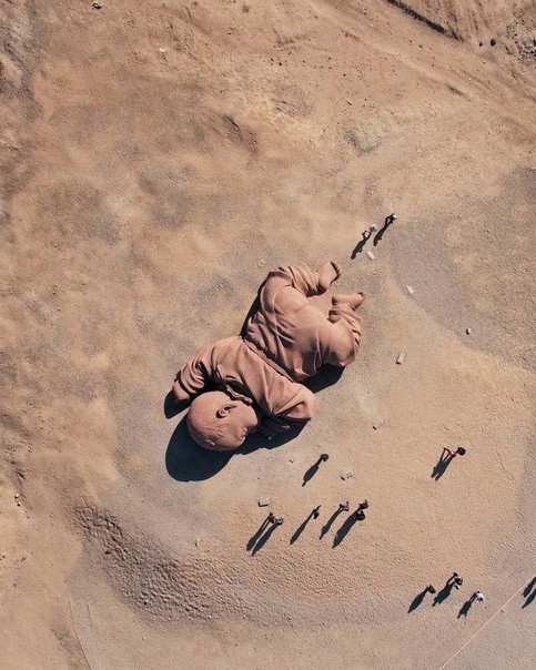 «Дитя Земли» Огромная скульптура спящего младенца, уютно расположилась посреди пустыни Гоби в северо-западной части Китая Необычное произведение искусства – символ многих важнейших вещей. «Дитя