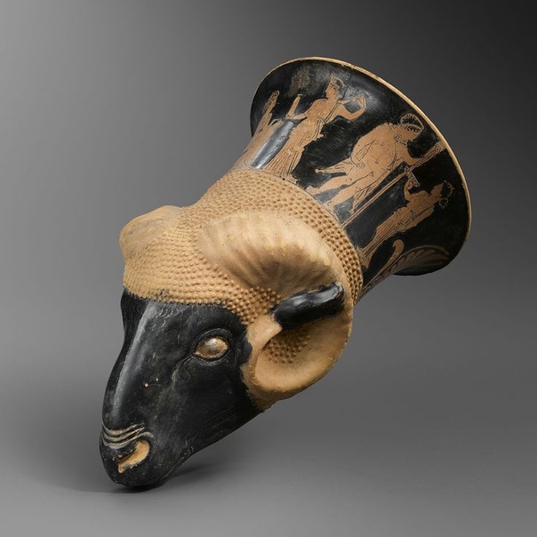 Древнегреческие ритоны Широкий воронкообразный сосуд для питья в виде опущенной вниз головы животного или человека. Сосуд часто использовался в священных обрядах жертвоприношения или возлияния