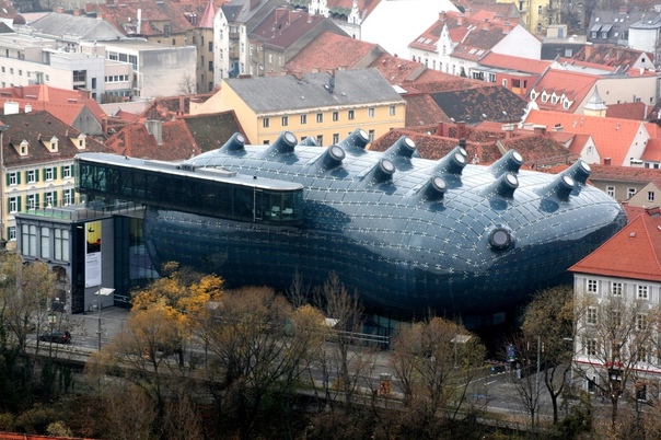 Кунстхаус в городе Грац Музей, галерея современного искусства, открытый в рамках программы «Культурная столица Европы» в 2003