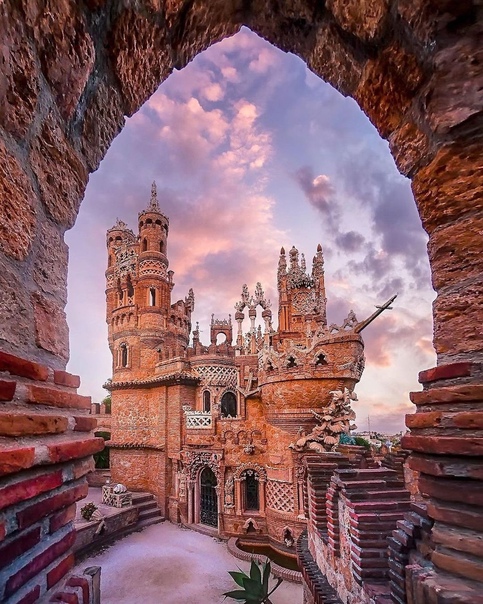 Испанский замок Коломарес (El Castillo Monumento de Colomares) Врач из Нью-Йорка Эстебан Мартин вернулся домой в Испанию, чтобы построить собственный тщательно продуманный памятник Христофору