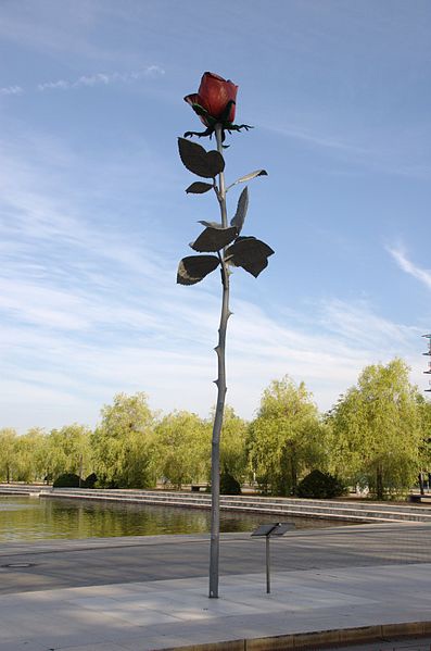 Розы Изы Генцкен Немецкий скульптор Иза Генцкен установила на Манхеттене гигантскую скульптуру желтой розы. Работа достигает длинны 8 метров. Она возвышается над парком Зуккоти, который ровно 10