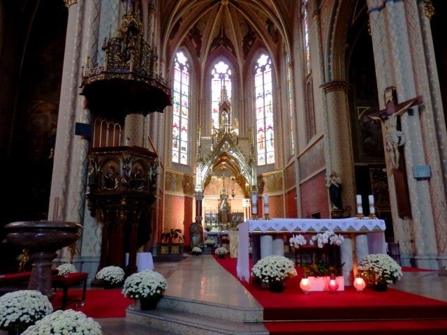 Готическая архитектура: Храм Святой Людмилы Church of St. Ludmila — католический приходской костёл в неоготическом стиле на площади Мира в пражском районе Винограды. Возведён в 1888-1892 годах