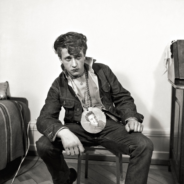 Бунтующая молодёжь Швейцарии 1950-е. Фотопроект Карлхайнца Вайнбергера Они придумали свой стиль поведения и свою моду. Байкерские косухи, крупные пряжки с портретами Элвиса, джинсы, цепи и