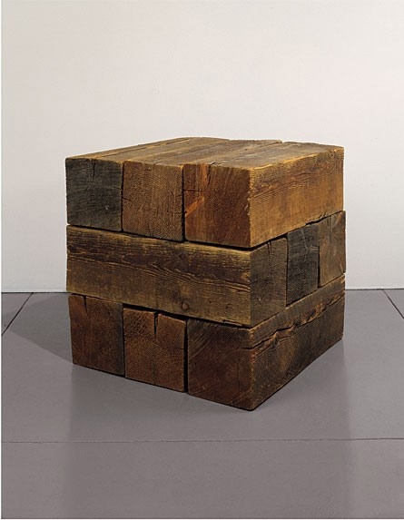 Carl Andre / Карл Андре 16 сентября 1935 — 24 января 2024) — американский художник, представитель минимализма. Характерные черты его скульптуры — использование промышленных материалов, модульных