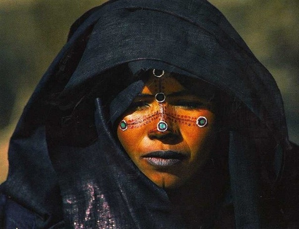 Лица мира: Туареги Бедуины. Народ группы берберов в Мали, Нигере, Буркина-Фасо, Алжире и Ливии. Были известны своей воинственностью. По одной из легенд они пошли от царицы Сахары Тин-Хинан,