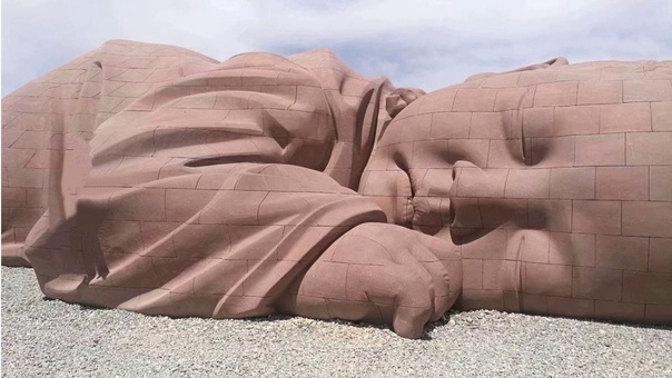 «Дитя Земли» Огромная скульптура спящего младенца, уютно расположилась посреди пустыни Гоби в северо-западной части Китая Необычное произведение искусства – символ многих важнейших вещей. «Дитя