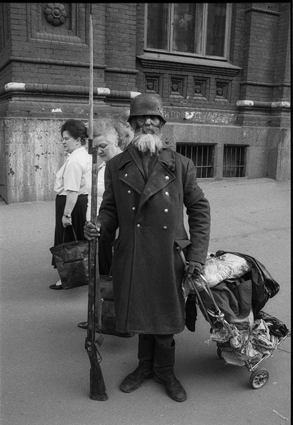 Время перемен в снимках главного фотографа 1990-х Игоря Мухина Автору замечательных фотоисторий удаётся снимать, словно находясь внутри сцены, и в то же время, будучи отстранённым. «Нужно