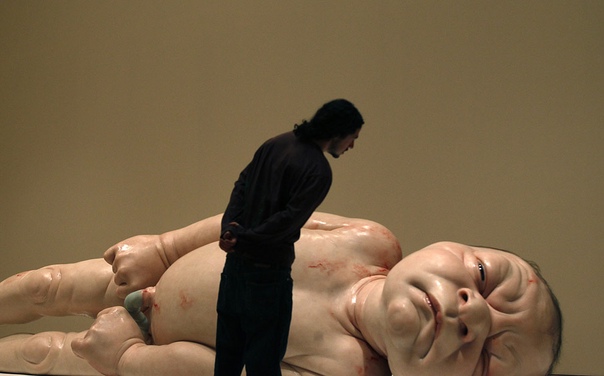 Гиперреалист Рон Муек Используя смолу, стекловолокно, силикон и много других материалов австралийский скульптор Ron Mueck создает гиперреалистические подобия человеческих существ, играя при этом