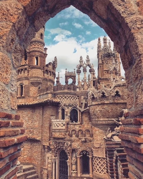 Испанский замок Коломарес (El Castillo Monumento de Colomares) Врач из Нью-Йорка Эстебан Мартин вернулся домой в Испанию, чтобы построить собственный тщательно продуманный памятник Христофору