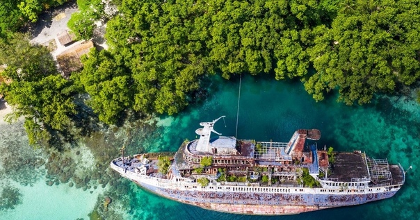Заброшенный круизный лайнер у берегов райских Соломоновых островов Круизные лайнеры часто бросают якорь в тропической идиллии перед тем, как отправиться в следующий пункт назначения, но это