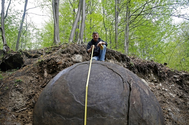 Боснийский каменный шар Боснийский археолог Семир Османагич заявил, что обнаружил загадочный каменный шар диаметром 1,5 метра и весом в 30 тонн. По его словам, этой сфере не менее 15 тысяч лет и