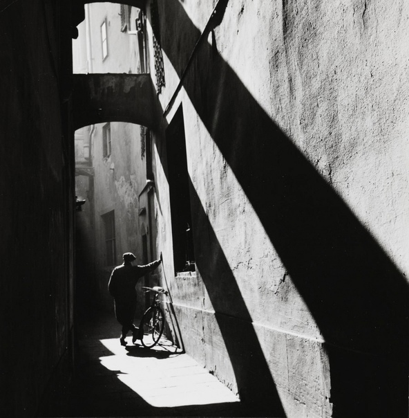 Пьерджорджо Бранци ( 1928 — 2022) Итальянский фотохудожник. Получил классическое образование и учился на факультете права, пока в какой-то момент не решил посвятить себя целиком фотографии и