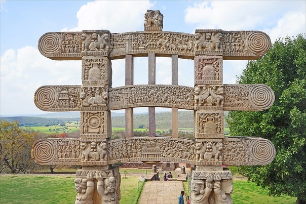 Северные ворота ступы в Санчи (III век до н. э.) Санчи - буддийский комплекс, известный своей Большой ступой, на вершине холма в городе Санчи в округе Райзен штата Мадхья-Прадеш, Индия. Он