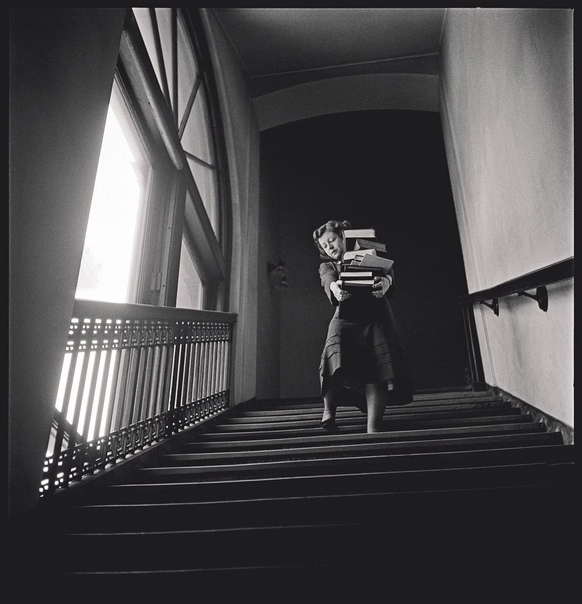 Стэнли Кубрик-фотограф Stanley Kubrick (1928-1999) - один из самых влиятельных кинематографистов второй половины XX столетия начинал он свой творческий путь с фотографии Его талант проявился уже