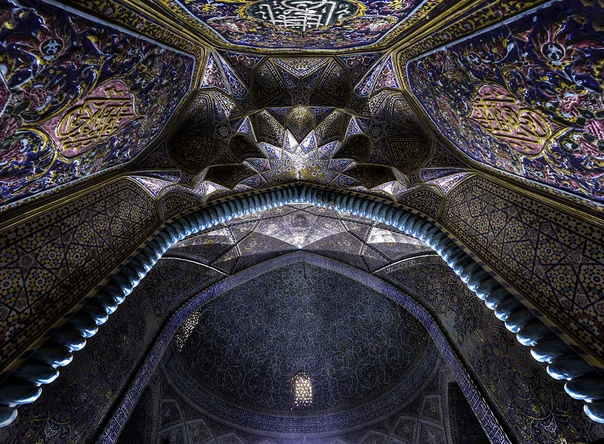 Завораживающие потолки изысканной иранской архитектуры У Мохаммада Реза Домири Ганжи (Mohammad Reza Domiri Ganji) страсть к фотографированию грандиозной архитектуры Ирана. Его серия фотографий