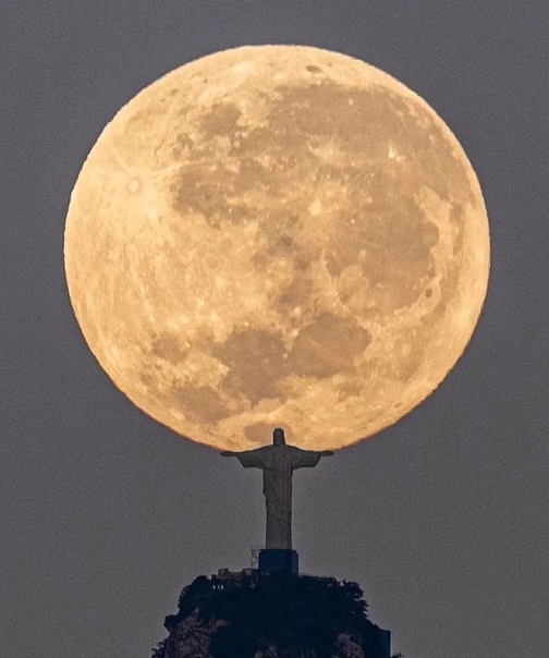 Фотограф запечатлел статую Христа-Искупителя, держащую луну Бразильский фотограф Leonardo Sens запечатлел полную Луну прямо над статуей Христа-Искупителя, что стоит на вершине горы Корковаду в