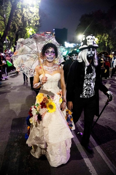 Процессия по случаю Дня мертвых в Мехико День мертвых является одним из самых ярких и самобытных праздников в Мексике. Это праздник, посвящённый памяти умерших, проходящий ежегодно 1 и 2 ноября