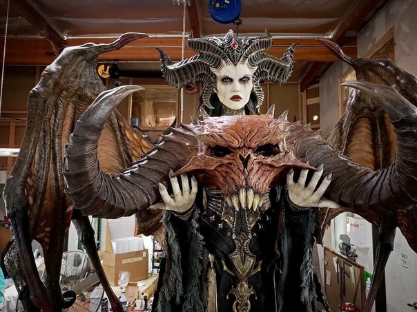 Статуя Lilith из Diablo 4 в натуральную величину высотой 3,6 м. Лилит во вселенной Диабло это дочь Мефисто (Mephisto), Повелителя Ненависти (Lord of Hatred), и сестра Люциона (Lucion), известная