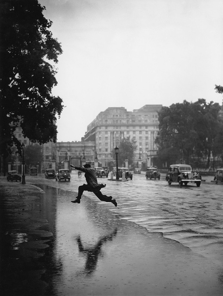 Уличная фотография – один из самых старых жанров в фотоискусстве Она зародилась вместе с появлением портативной фотокамеры. Мы её любим за непостановочность, ведь композицией кадра выступают