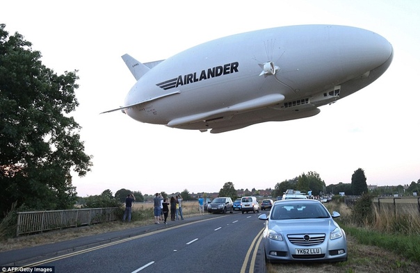 В Великобритании запустили крупнейший в мире летательный аппарат В Великобритании отправилось в свой первый полет крупнейшее в мире воздушное судно. 92-метровый Airlander — частично самолет,