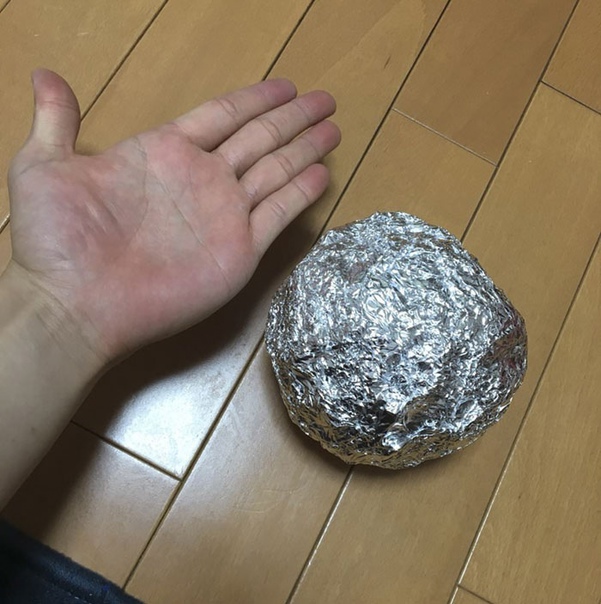 Японцы полируют шары из фольги до совершенства Пользователь Twitter с ником @ puchuco709 взял 16-метровый рулон алюминиевой фольги и начал комкать его, формируя шар, а затем начал обрабатывать
