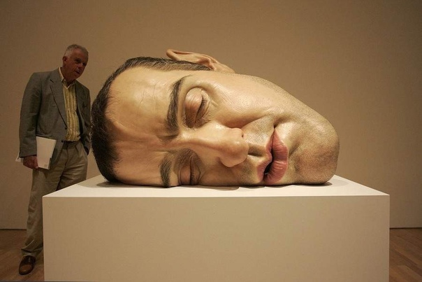 Гиперреалистичные скульптуры от Ron Mueck Впервые он представил публике восковую фигуру под названием Dead dad, которую лепил с… трупа собственного отца. Королевская академия искусств, под