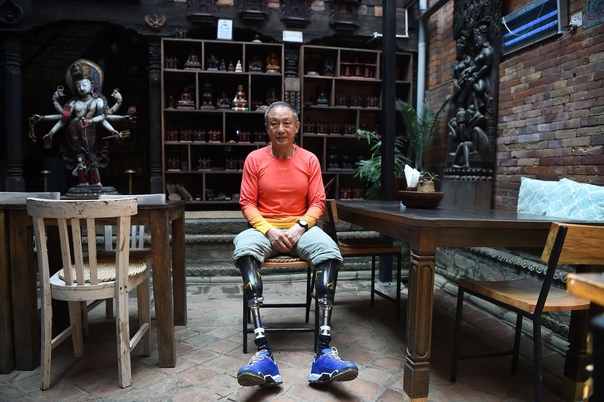 69-летний безногий онкобольной альпинист покорил Эверест 69-летний китаец Ся Бою стал вторым в мире альпинистом без ног, покорившим Эверест. Первая попытка, предпринятая Ся в 1975 году, стоила