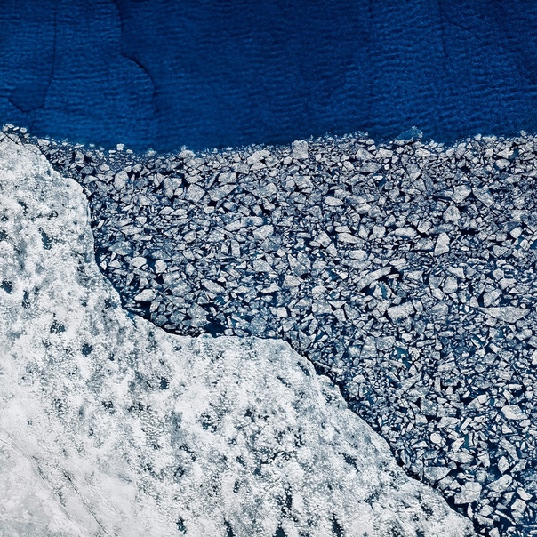Хрупкая красота тающих арктических льдов Талантливый фотограф и художник Тимо Либер (Timo Lieber) проживает в Лондоне. Он решил исследовать последствия потепления в Арктике и запечатлеть все на