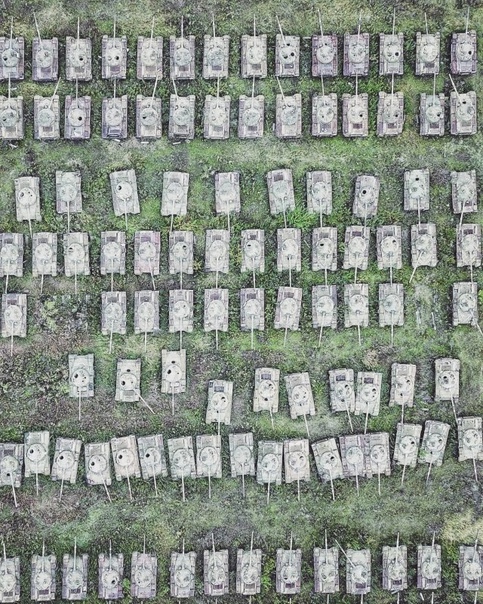Большое кладбище танков в Сибири В глухом лесу Сибири нашли танковое кладбище, где хранится списанная техника. Здесь сотни машин, которые ранее были на вооружении СССР и России, а теперь они