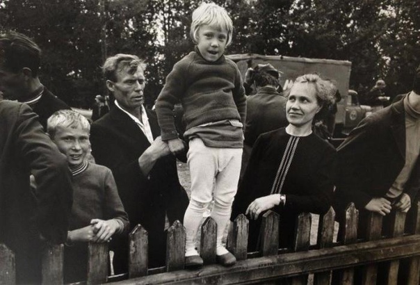 Непарадные фотографии документалиста Валерия Щеколдина Валерий Петрович Щеколдин — выдающийся русский фотограф, который еще при жизни стал классиком документальной фотографии. Щеколдин снимал на