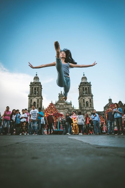Танцоры на оживленных улицах старинного Мехико В октябре фотограф Омар Роблес, живущий в Нью-Йорке, отправился на 13 дней в столицу Мексики — город Мехико. Работая совместно с FujiFilm, он