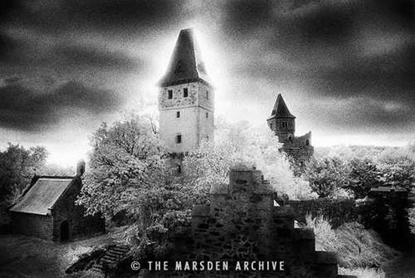 Видения По Саймон Невилл Ллевелин Марсден объездил все haunted уголки Европы. Его работы - дома с привидениями, мистические пейзажи, романтические руины, готические кладбища, тайные сады,