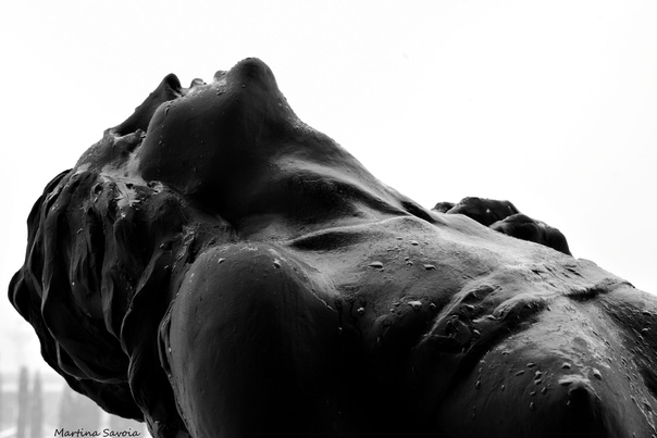 «Анелито Фугенте» («Убегающая душа»), 1914 г. Скульптура итальянского скульптора Руперто Бантерле (1889-1968). Cimitero Monumentale di Verona Извилистая и чувственная работа скульптора начала