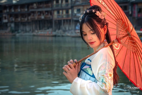 Фэнхуан — китайская Венеция на берегах реки Тоцзян Фэнхуан — это небольшой городок в провинции Хунань на юге Китая расположенный вдоль реки Тоцзян. Приезжают сюда туристы чтобы увидеть