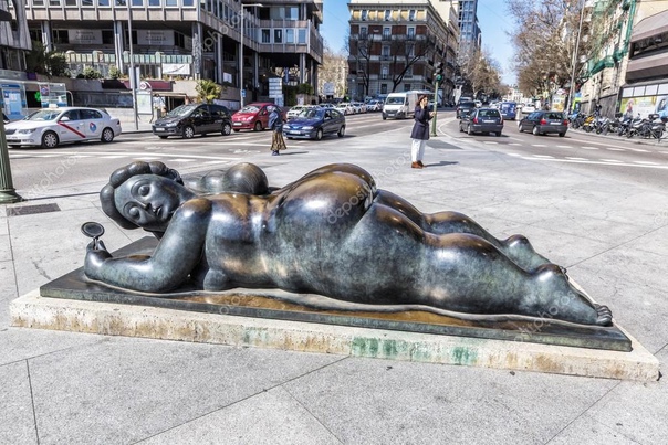 «Женщина с зеркалом», Фернандо Ботеро 1987 г. Бронза. Мадрид, Испания 1000-килограммовая скульптура изображает обнаженную женщину с большой фигурой, лежащей на животе; эта форма тела является