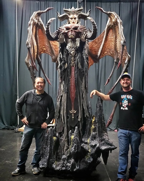 Статуя Lilith из Diablo 4 в натуральную величину высотой 3,6 м. Лилит во вселенной Диабло это дочь Мефисто (Mephisto), Повелителя Ненависти (Lord of Hatred), и сестра Люциона (Lucion), известная