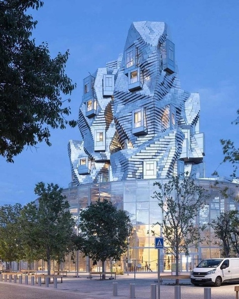 Башня Luma по проекту Фрэнка Гери В Арле на юге Франции завершается строительство башни Luma, над проектом которой работал архитектор Фрэнк Гери (Frank Gehry). Город славится историческими