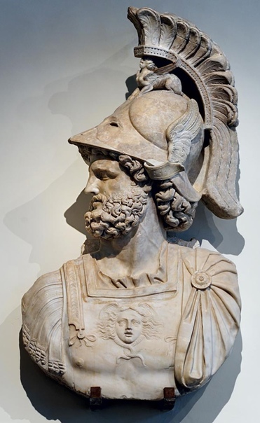 Марс Мраморный рельеф. Голова — II в. н. э. Бюст — XVI в. Рим, Римский национальный музей, Палаццо АльтемпсДо конца XVI в. рельеф был известен под названием «Пирр, царь Эпира».