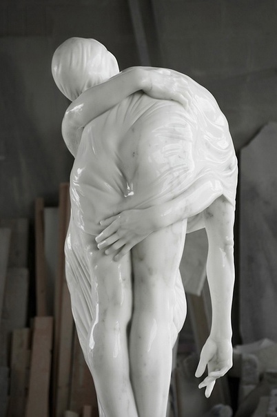 Кевин Фрэнсис Грэй (1972 г) «Балерина и мальчик» Безликие изваяния – явление в творчестве современного британского скульптора Кевина Френсиса Грея традиционное. Они нередко вызывает горячие