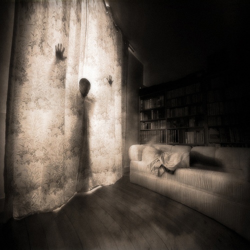 Монохромная готика Ива Лекока Yves Lecoq является приверженцем мрачных тонов в искусстве. Его монохромная графика и фотохудожества, окутаны размышлениями и глубокими переживаниями. Чёрно-белый