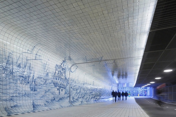 Новый шедевр градостроительного искусства в Амстердаме: подземный тоннель с фантастической фреской из керамических плиток Недавно сооружённый компанией Benthem Crouwel подземный тоннель в