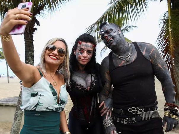 Человек-сатана отрезал себе пальцы и вставил клыки 44-летний Микель Фаро ду Прадо (Michel Faro do Prado) из города Сан-Паулу прославился, благодаря татуировкам, покрывающим его тело и
